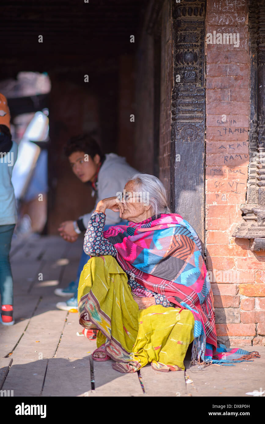 Eine alte nepalesische Frau sitzen auf den Straßen von Kathmandu Stockfoto
