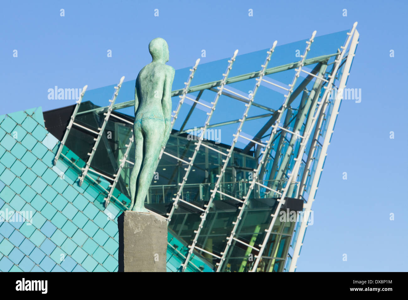 Eine Skulptur mit dem Titel "Voyage" Blick auf das Meer von Victoria Pier in Hull. Hinter der Statue ist The Deep Besucherattraktion Stockfoto