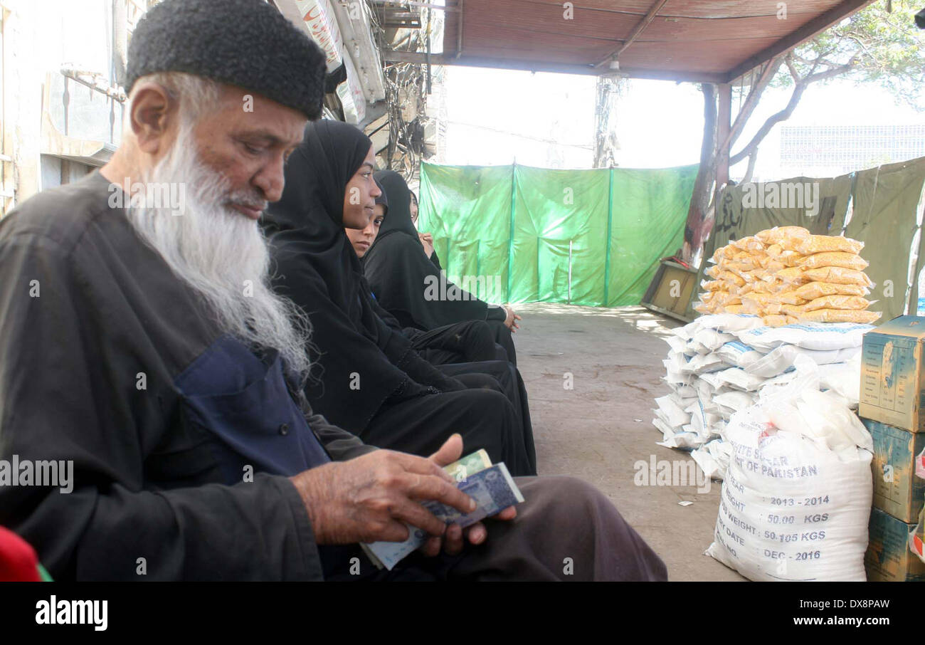 Renommierteste Sozialaktivisten Abdul Sattar Edhi holding Hilfsgüter Sammellager für Dürre Menschen von Tharparkar im Kharadar Bereich von Karachi auf Donnerstag, 20. März 2014 getroffen. Stockfoto