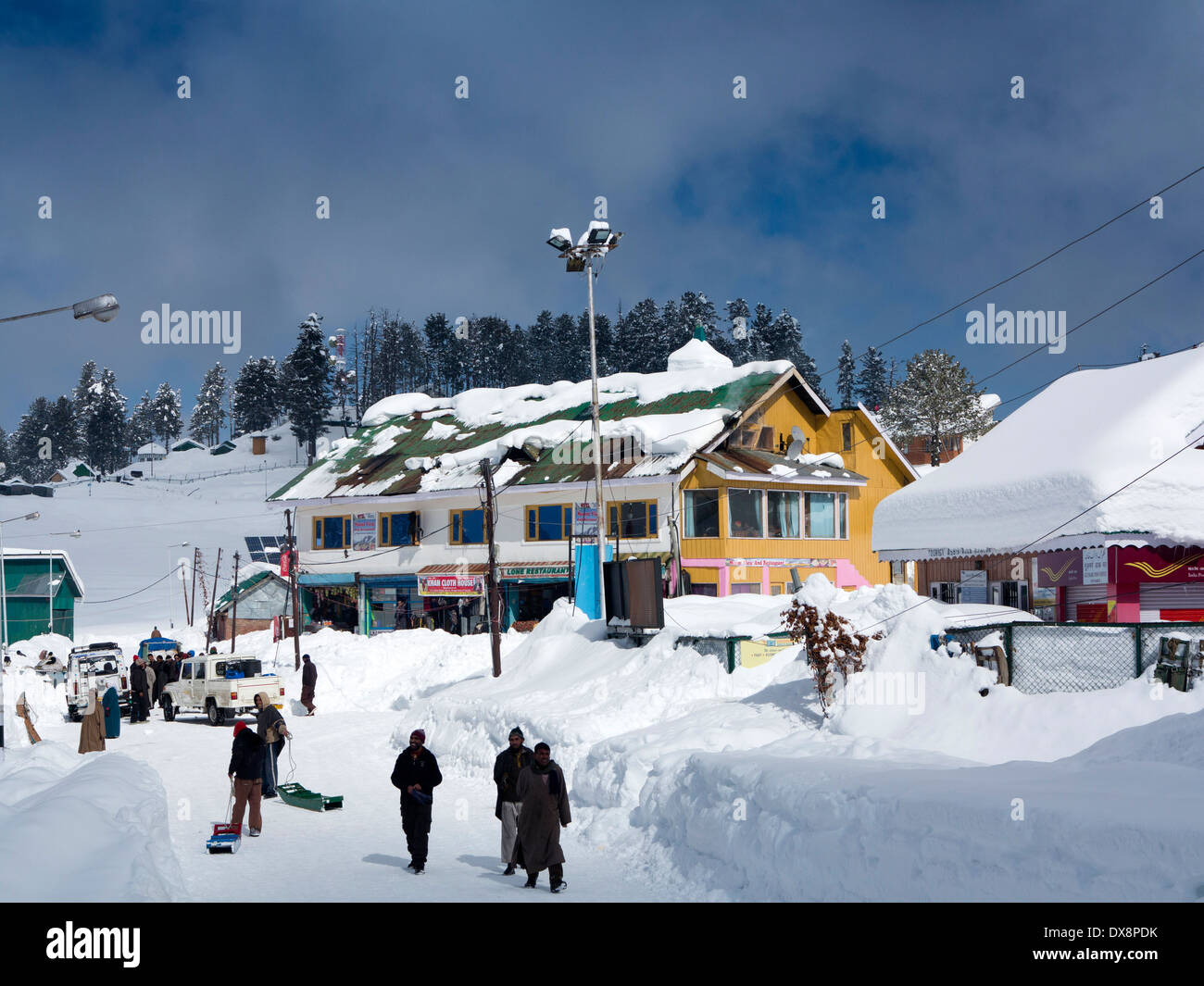 Indien, Kaschmir, Gulmarg, Himalaya Ski Resort, Geschäfte und Restaurants in starkem Schneefall fast begraben Stockfoto
