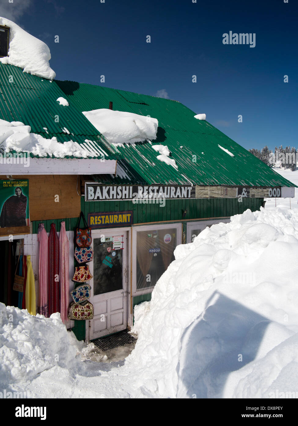 Indien, Kaschmir, Gulmarg, Himalaya Ski Resort, Weg durch Schnee bedeckt Bakshi Restaurant Stockfoto