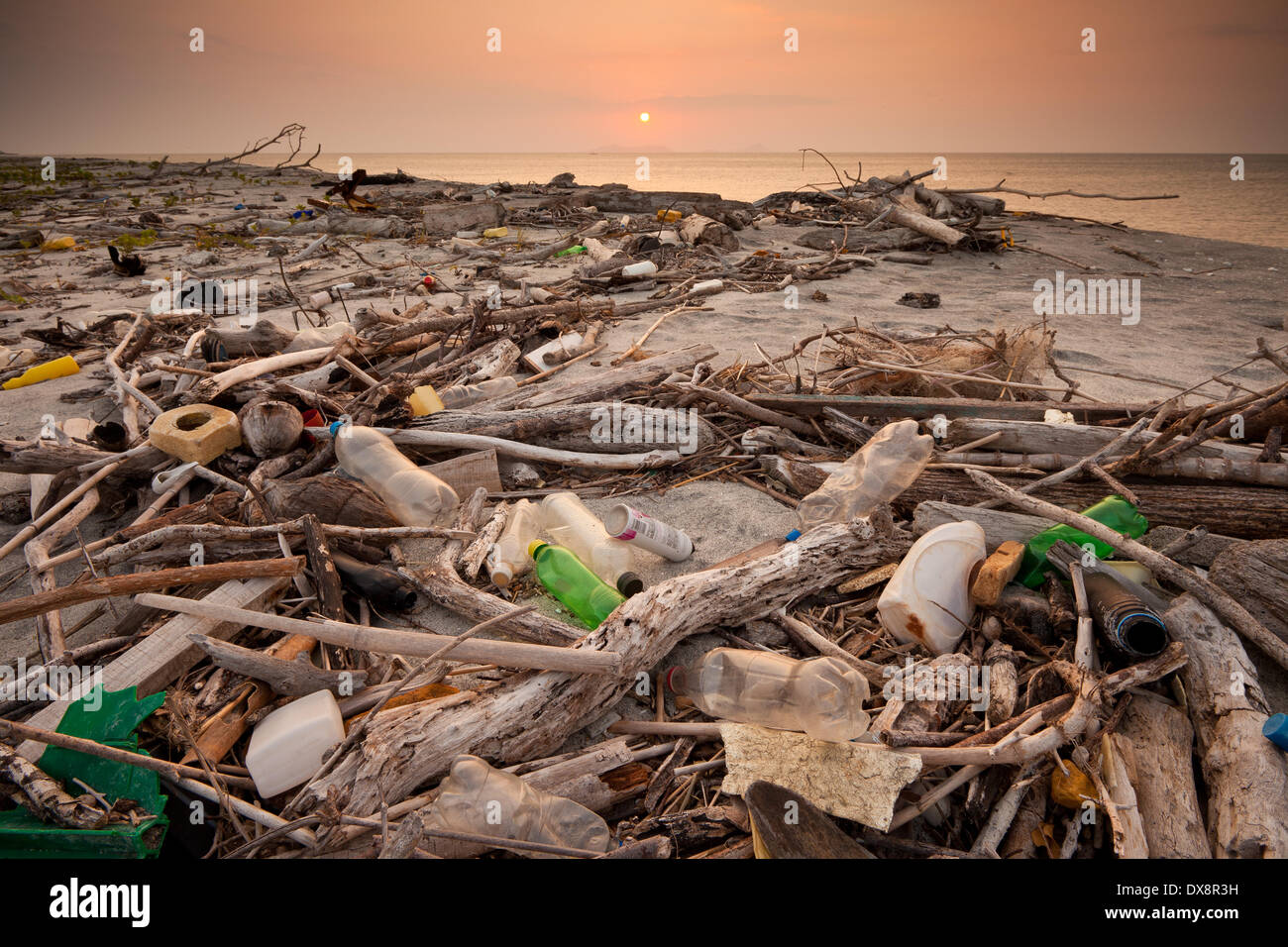 Punta Chame, Pazifikküste, Republik von Panama, 20. März 2014. Plastikmüll und Treibholz am Strand von Punta Chame an der Pazifikküste, Provinz Panama, Republik von Panama. Stockfoto