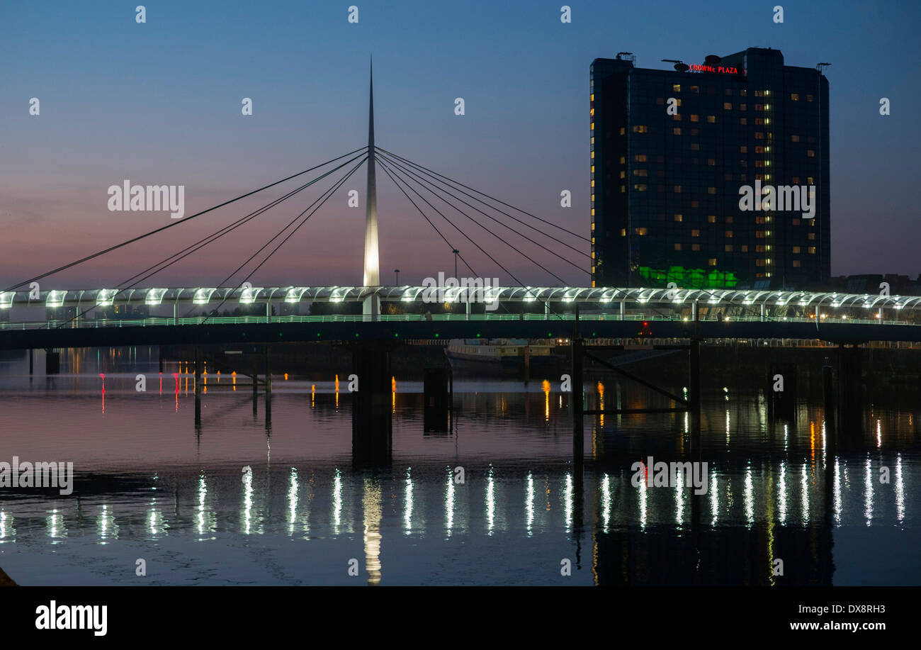 Die Glocken-Brücke, die den Fluss Clyde mit dem Crown Plaza Hotel im Hintergrund überquert. Stockfoto