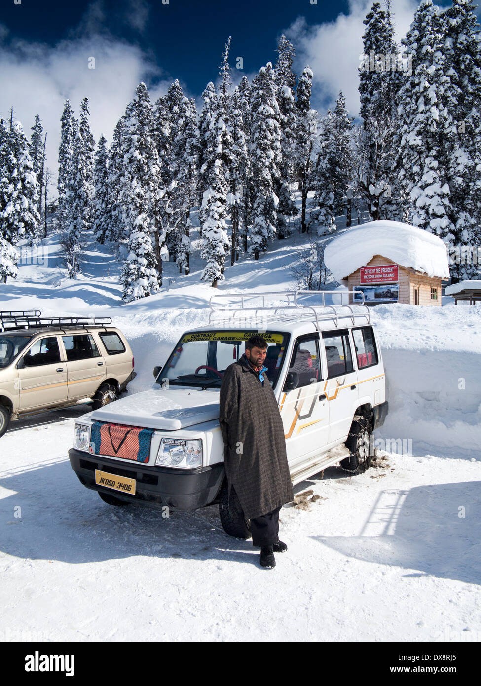 Indien, Kaschmir, Gulmarg, Himalaya-Skigebiet Hauptbasar, Fahrer und Anteil Taxi mit Ketten auf Rädern im Schnee Stockfoto