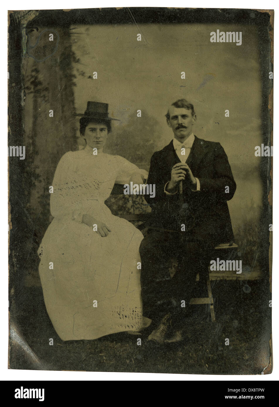 Ca. 1860 antike Zinn Art Fotografie, Mann und Frau in zeitgenössischer Kleidung. Stockfoto