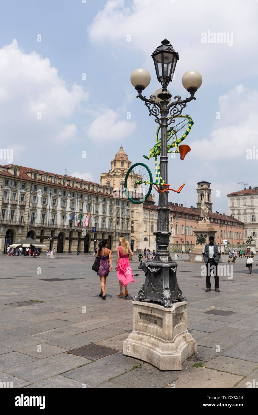 Bunte Fahrrad hängen von einer Straßenlaterne in Piazza Castello, Turin, Italien Stockfoto