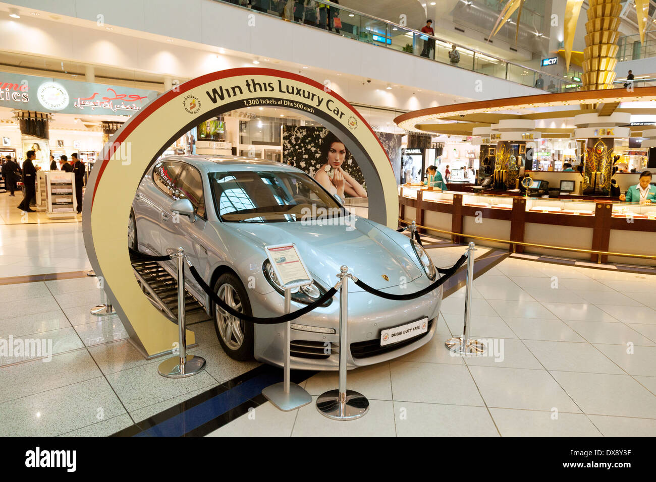 Ein Luxus-Auto-Preis zu gewinnen in einer Lotterie am Dubai Airport Terminal, Vereinigte Arabische Emirate, Vereinigte Arabische Emirate, Naher Osten Stockfoto