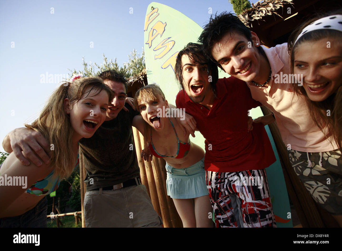 Teenager posiert im Vergnügungspark Stockfoto