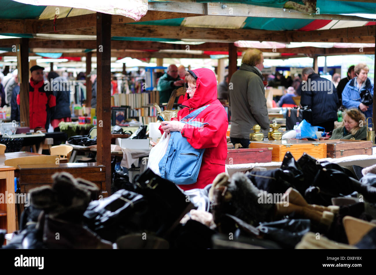 Chesterfield fliehen Markt, Obst und Gemüse. Derbyshire, UK. Frauen lesen Text-Nachricht. Stockfoto