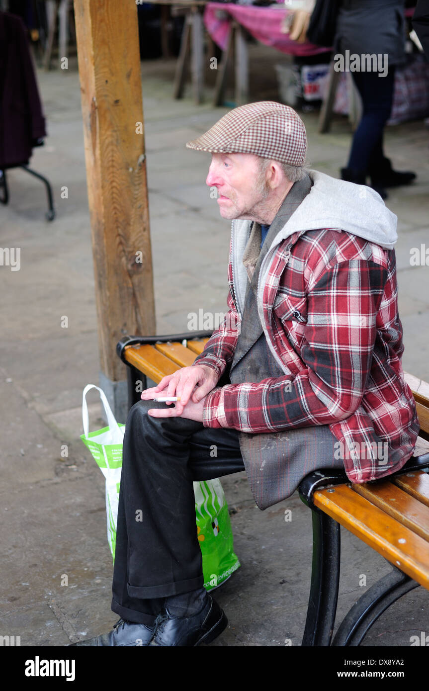 Chesterfield fliehen Markt, Obst und Gemüse. Derbyshire, UK. Mann sitzt auf der Bank. Stockfoto