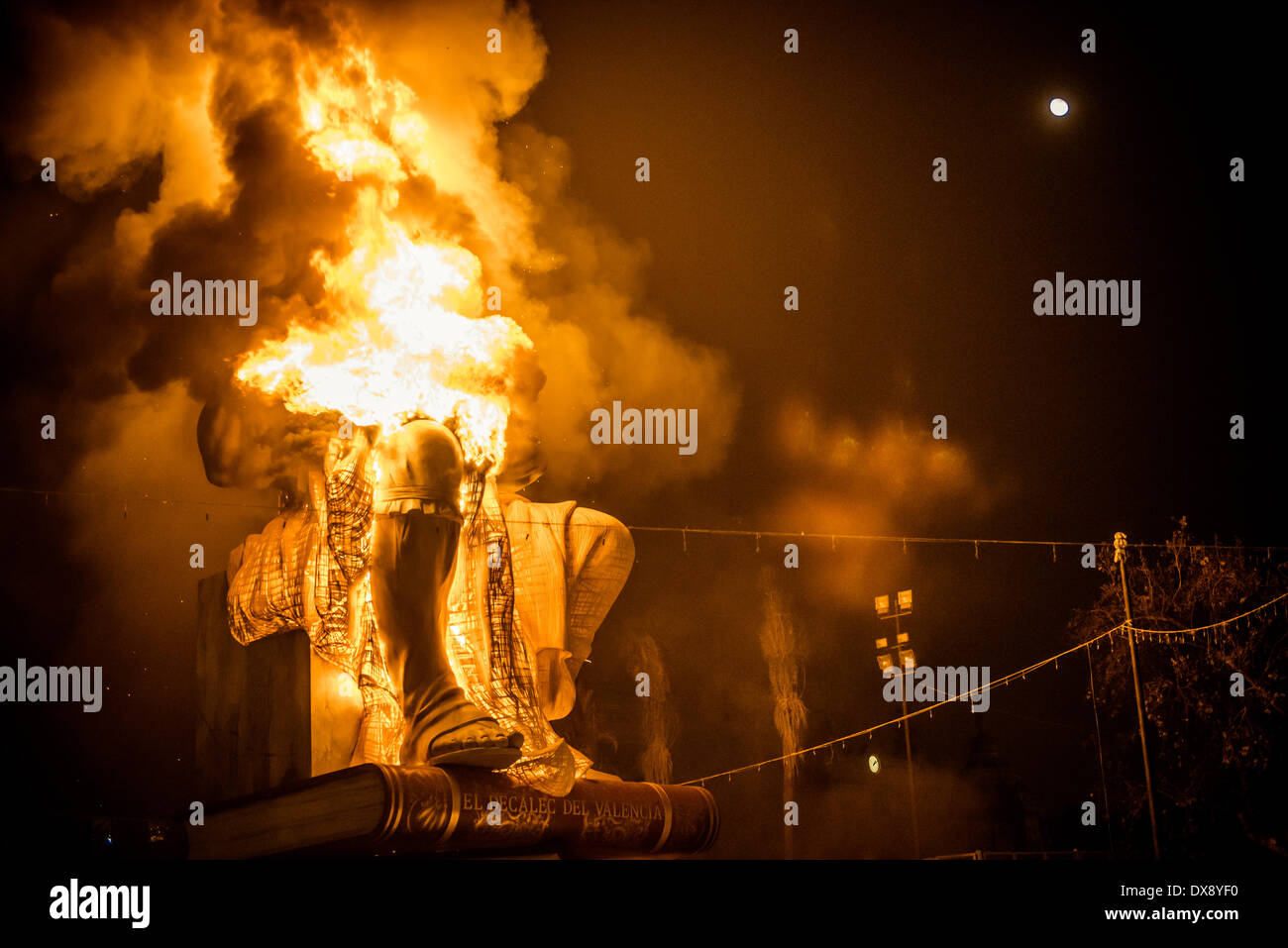 Valencia, Spanien. 19. März 2014: Moses, der 14, 80 m hohen zentralen Skulptur von der kommunalen Falla stammt von den Flammen beim Brennen unten Zeremonie, die Fallas Festival Gutschrift zu schließen: Matthi/Alamy Live-Nachrichten Stockfoto