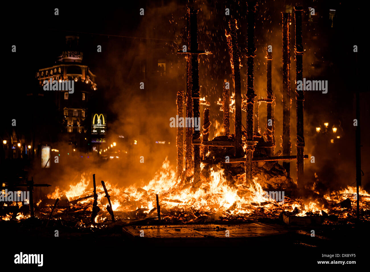 Valencia, Spanien. 19. März 2014: der Skelettaufbau des kommunalen Falla Denkmals "die zehn Gebote eine valencianische" wie es verbrennt am Ende die Fallas. Bildnachweis: Matthi/Alamy Live-Nachrichten Stockfoto