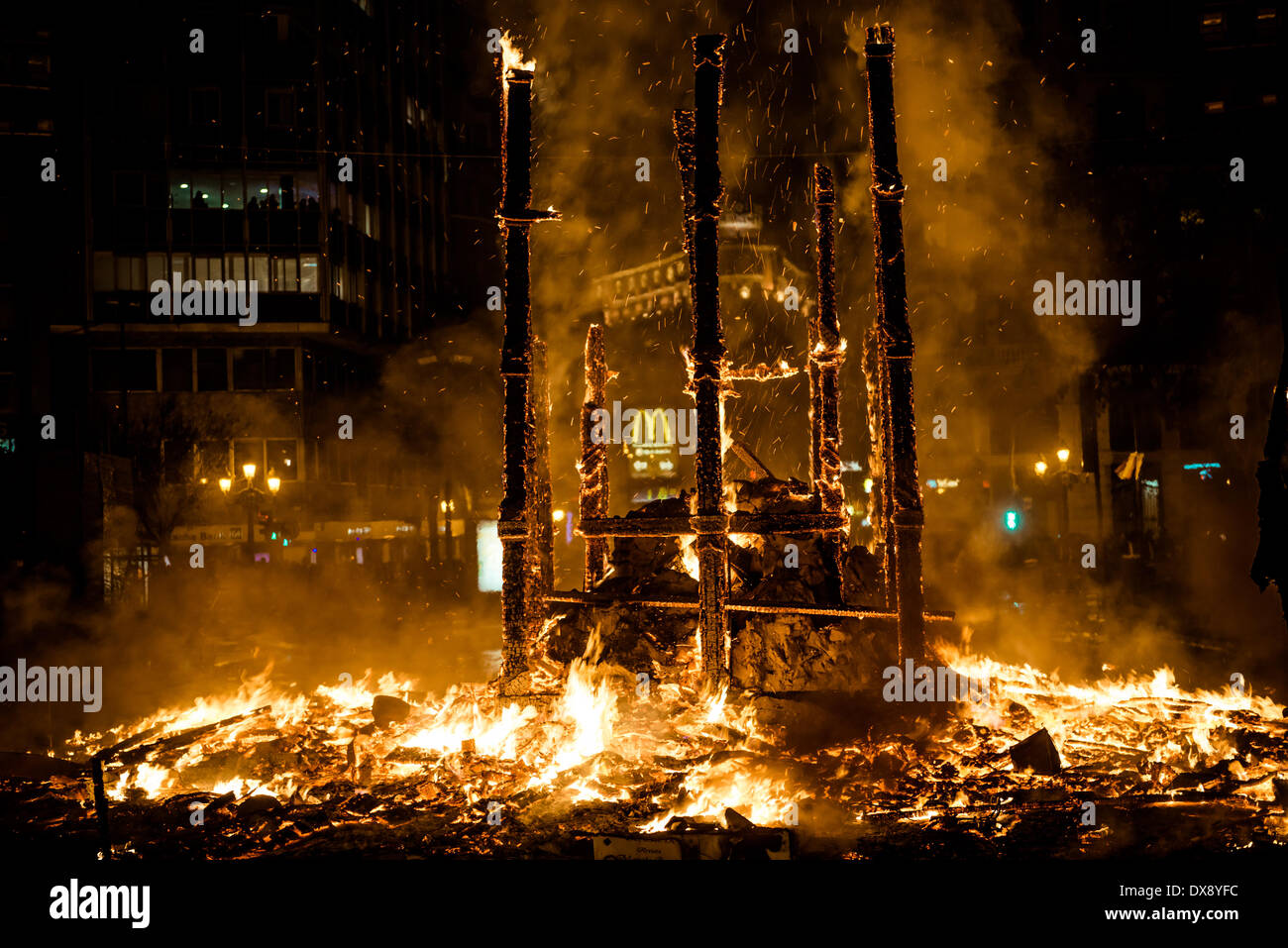 Valencia, Spanien. 19. März 2014: der Skelettaufbau des kommunalen Falla Denkmals "die zehn Gebote eine valencianische" wie es verbrennt am Ende die Fallas. Bildnachweis: Matthi/Alamy Live-Nachrichten Stockfoto
