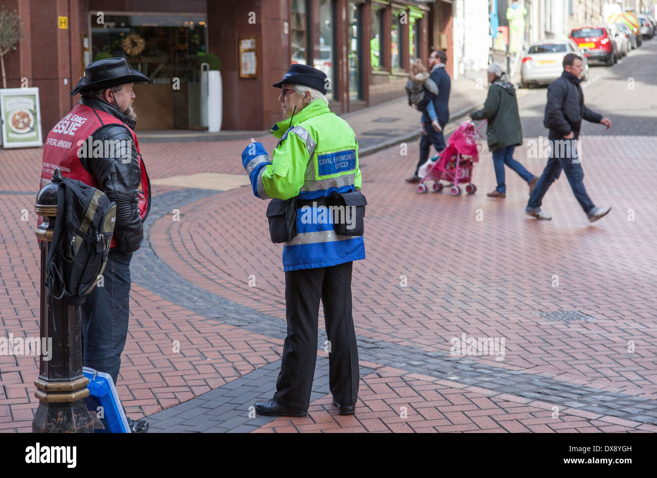 Zivilen Vollzugsbeamten im Gespräch mit einem Big Issue Verkäufer, Birmingham, England, UK Stockfoto