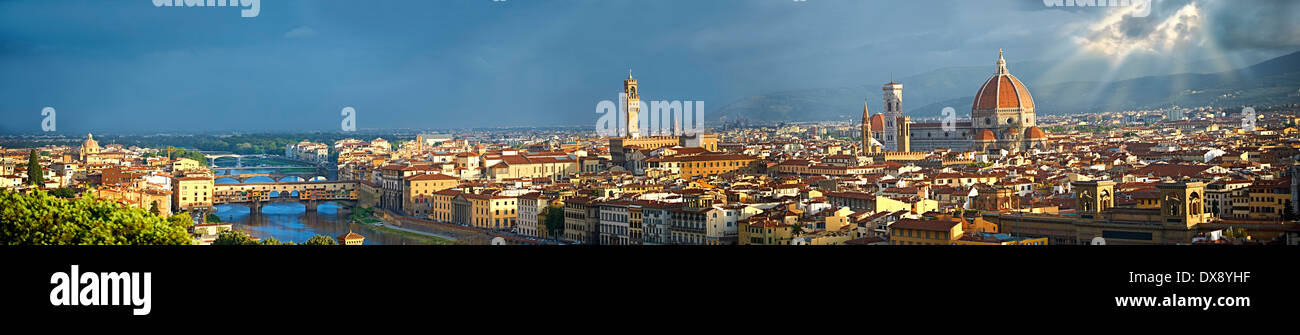 Auf dem Dach mit Panoramablick auf Florenz und die Ponte Vecchio, die Palazzio Vecchio und den Dom, Italien Stockfoto