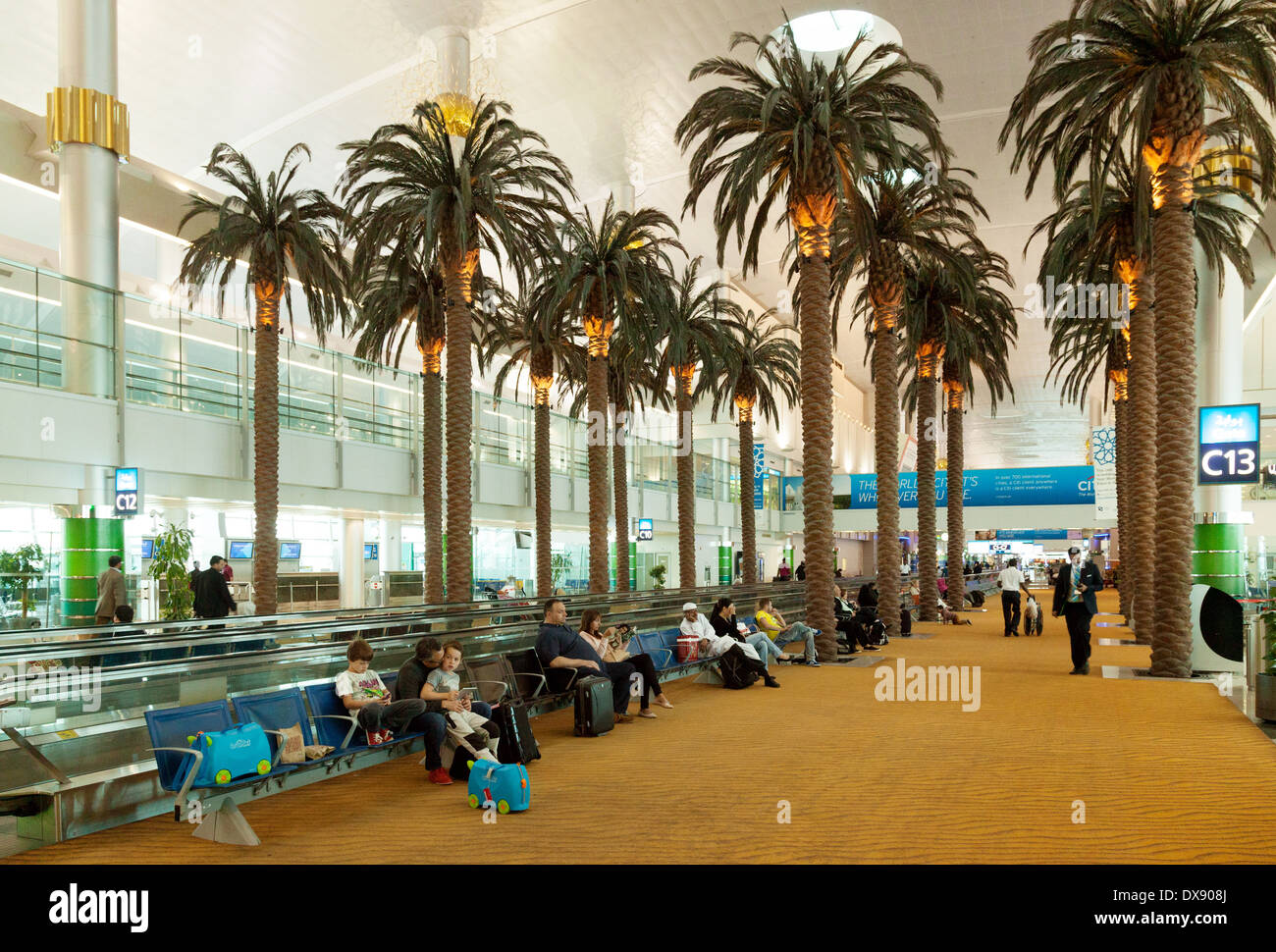 Künstliche Palmen in Dubai Flughafen terminal Interieur, Dubai, Vereinigte Arabische Emirate, Vereinigte Arabische Emirate Naher Osten Stockfoto