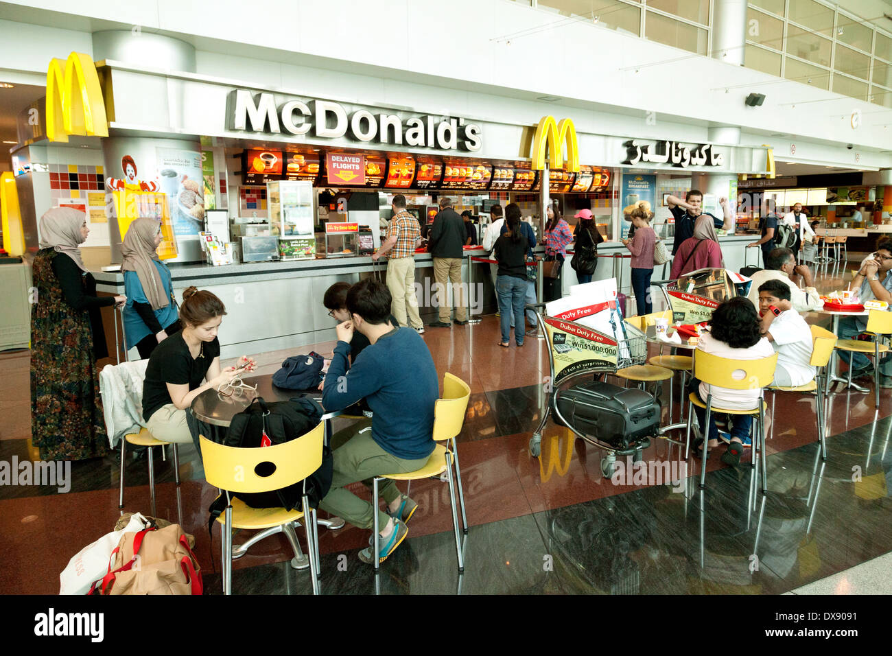 McDonalds Restaurant Café, Abflughalle, Flughafen Dubai, Vereinigte Arabische Emirate, Vereinigte Arabische Emirate Naher Osten Stockfoto