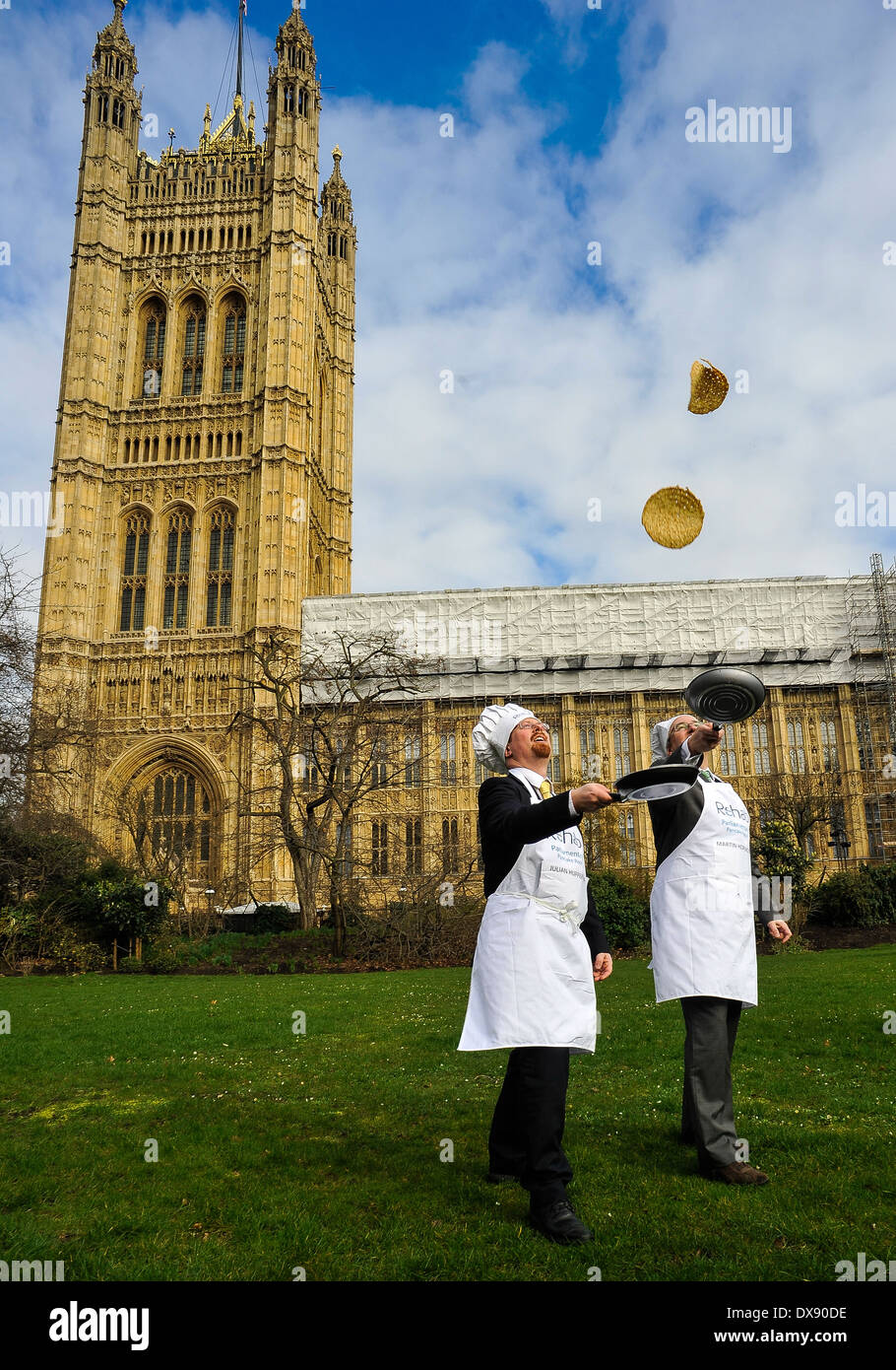 M/s Julian Huppert und Martin Horwood spiegeln einen Pfannkuchen auf der Rehab parlamentarischen Pancake Race, Westminster, London, UK Stockfoto