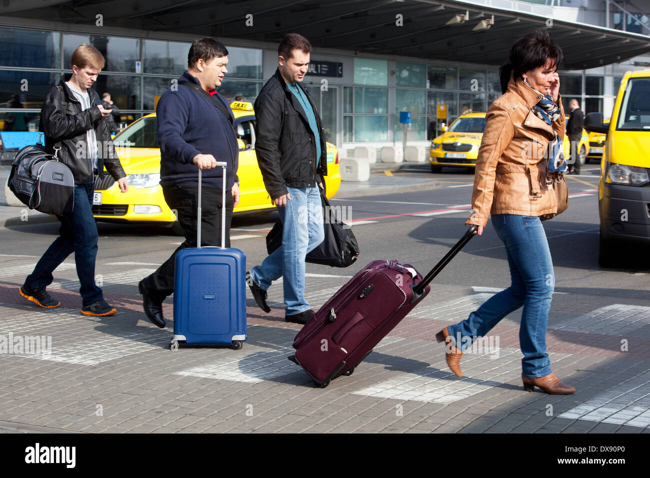Menschen am Flughafen Prag, Passagiere mit Koffern, Tschechische Republik Stockfoto