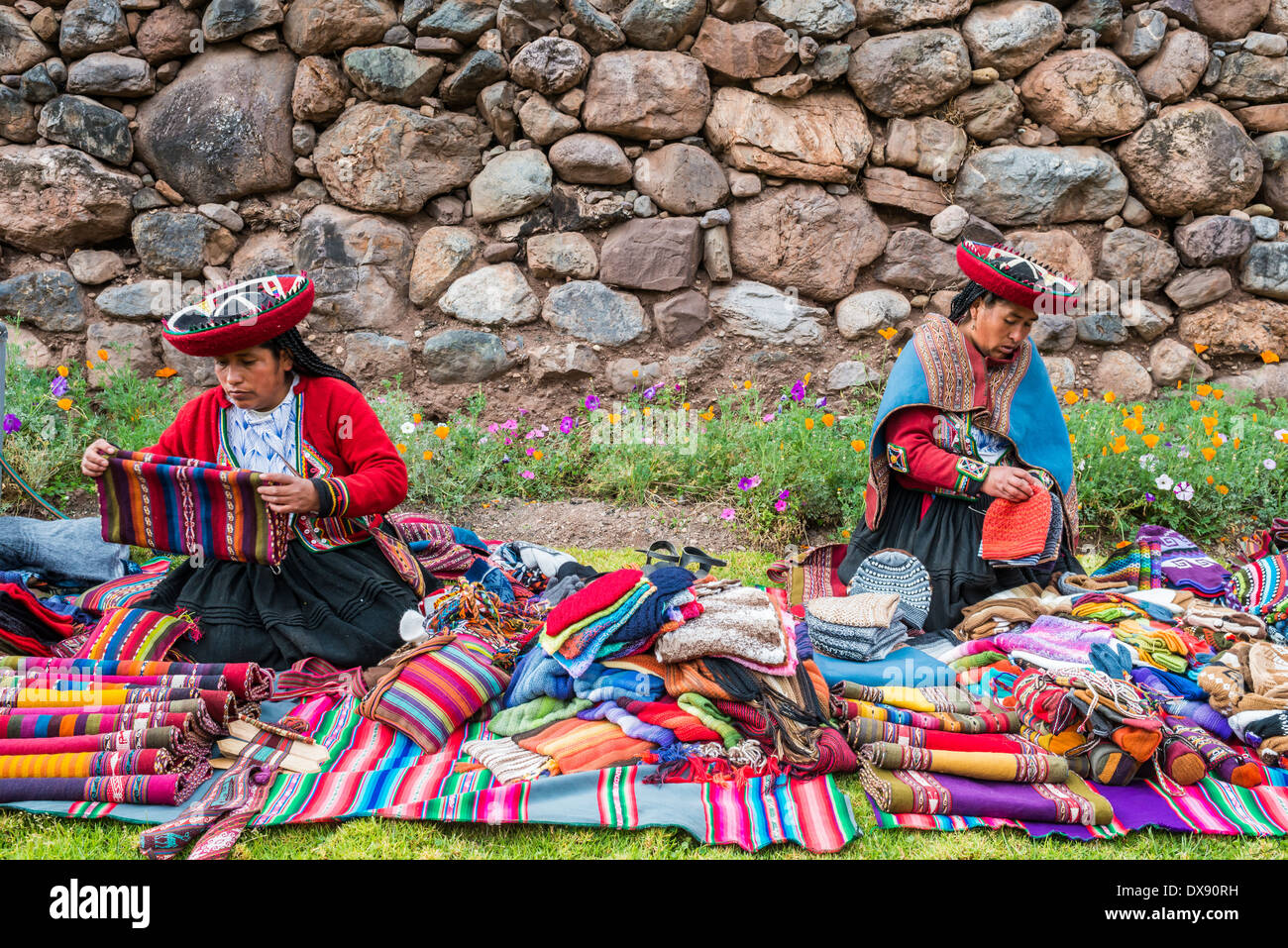 Cusco, Peru - 15. Juli 2013: Frauen verkaufen Handwerk in den peruanischen Anden in Cuzco Peru am 15. Juli 2013 Stockfoto