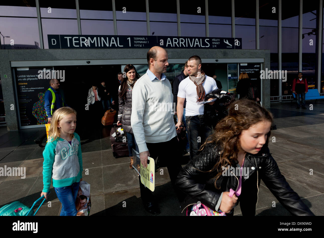 Familie am Flughafen Prag Tschechien Stockfoto