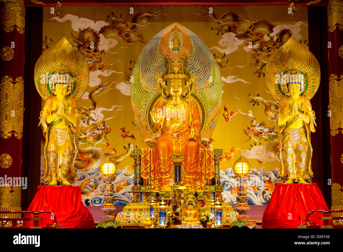 Statuen in der Buddha Tooth Relic Temple in Singapur Stockfoto