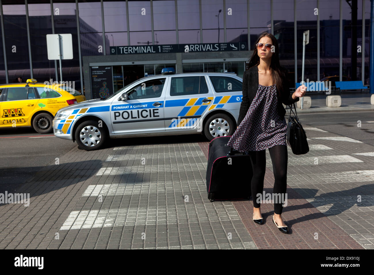 Flughafen Prag Frau Passagier mit Gepäck Tschechische Republik Stockfoto