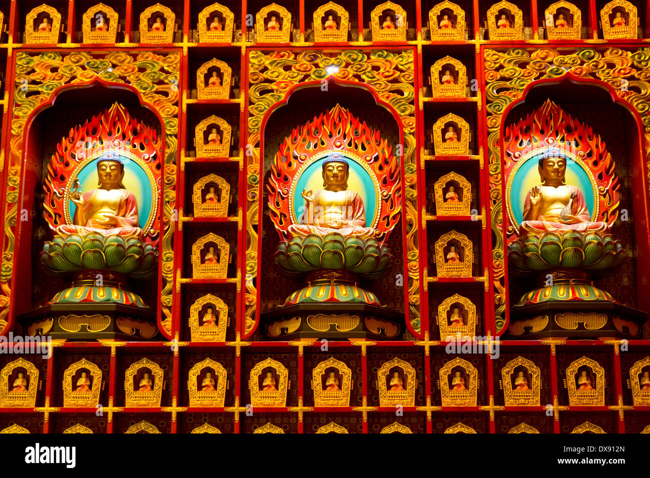 Statuen in der Buddha Tooth Relic Temple in Singapur Stockfoto