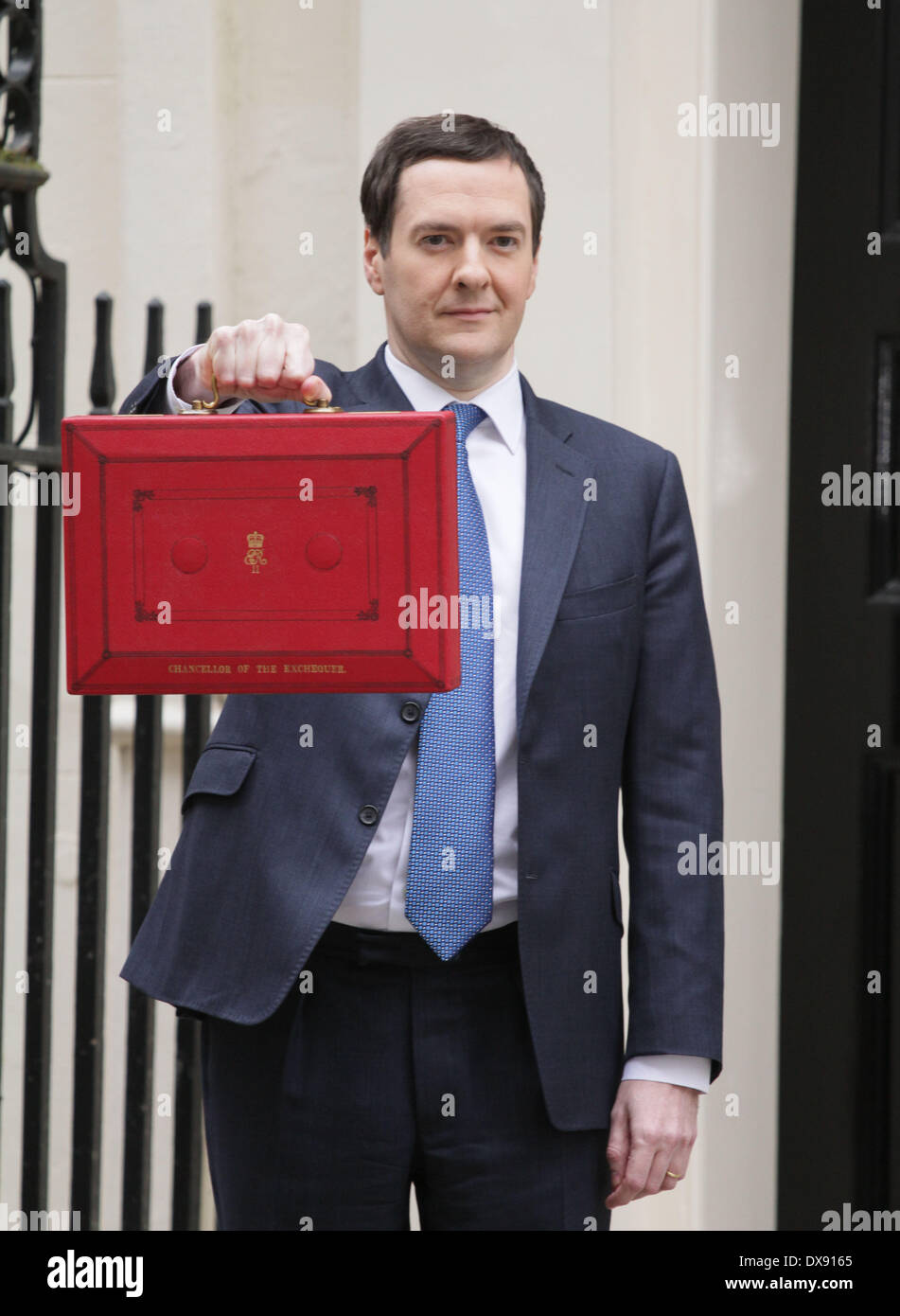 London, UK. 19. März 2014.  Schatzkanzler George Osborne, hält das rote Feld Budget außerhalb Nummer 11 Downing Street vor der Auslieferung seiner Haushaltsrede im House Of Commons. Bild: Paul Marriott Fotografie/Alamy Live-Nachrichten Stockfoto