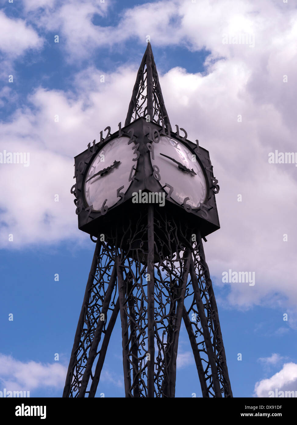 Millennium Stadt Turmuhr gegen blauen Himmel, Fiveways, Royal Tunbridge Wells, Kent, England, UK Stockfoto