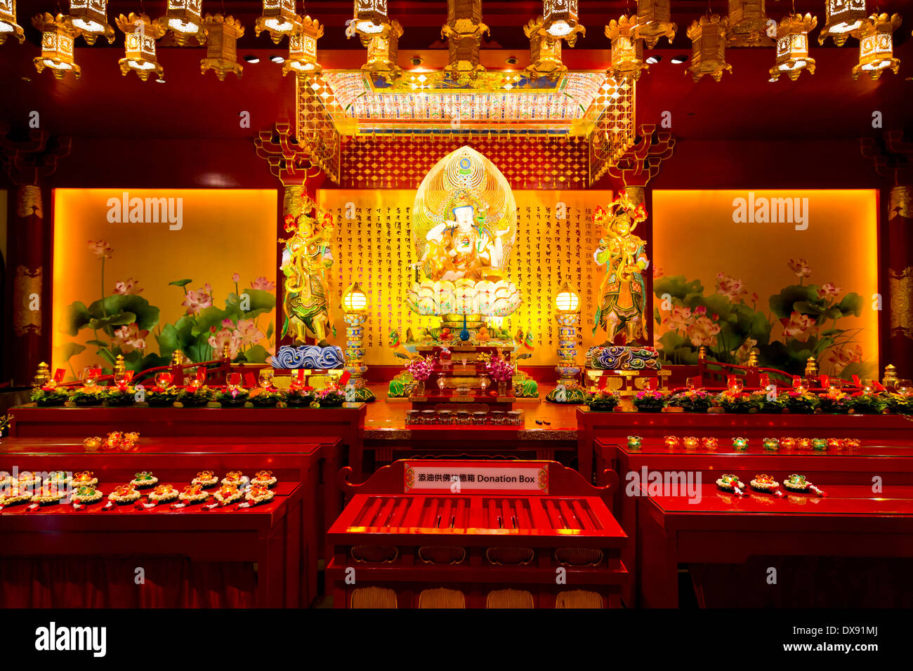 Statuen in der Buddha Tooth Relic Temple in Singapur Stockfoto