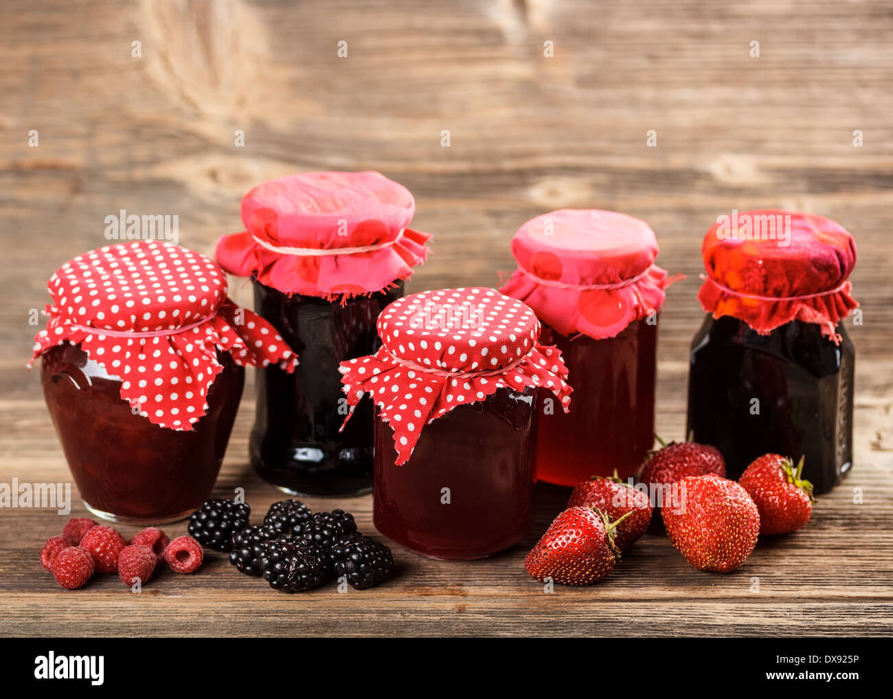 Glas hausgemachter Marmelade aus sortierten Beerenfrucht Stockfoto