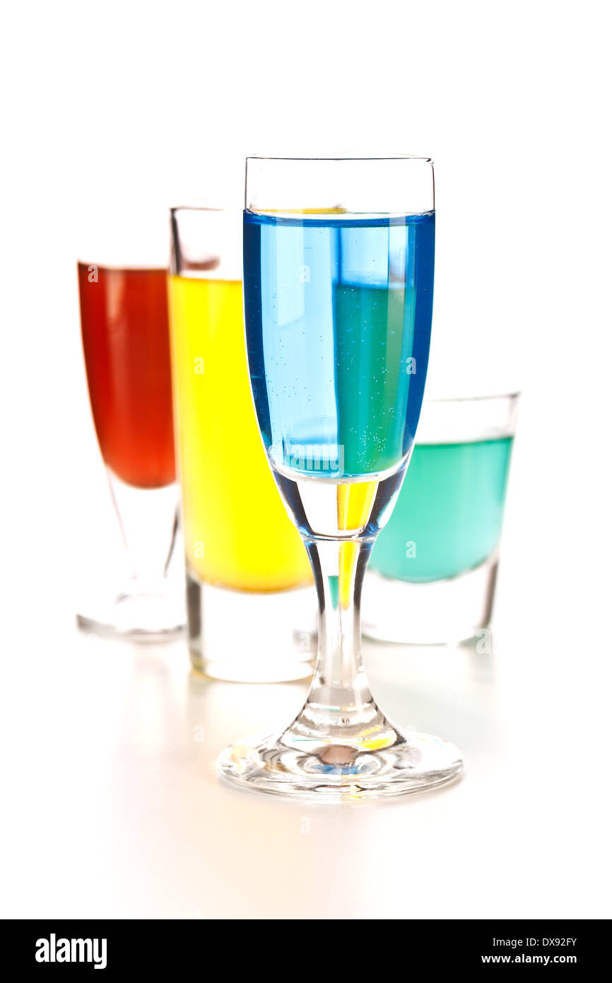 Cocktails mit Alkohol auf weißem Hintergrund Stockfoto