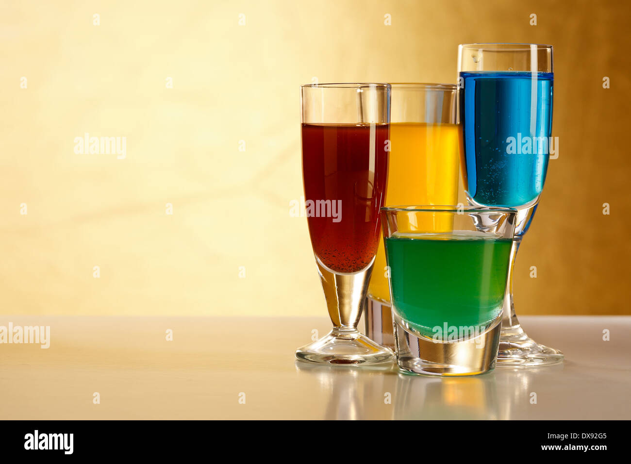 Cocktails mit Alkohol auf Goldgrund Stockfoto