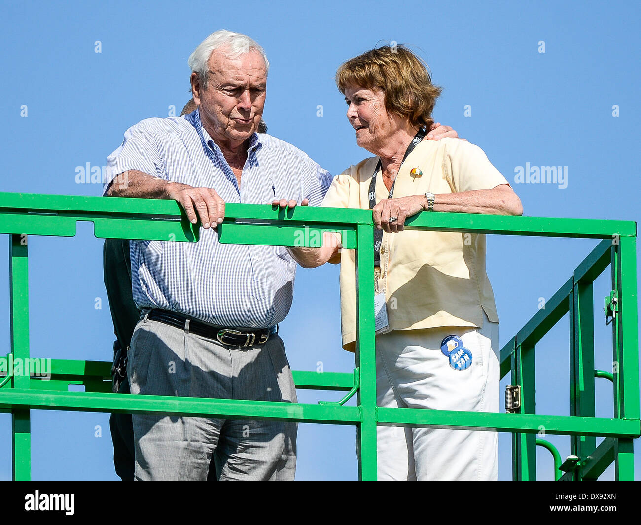 Orlando, Florida, USA. 20. März 2014. Arnold Palmer und Frau Kit Palmer reagiert auf die Fahrt nach unten aus der Presse-Box auf einem Scherenhubtisch mit Arnold Palmer während der ersten Runde Golf Aktion von Arnold Palmer Invitational präsentiert von Mastercard an Arnold Palmer Bay Hill Club & Lodge in Orlando, FL Kredit statt: Cal Sport Media/Alamy Live News Stockfoto