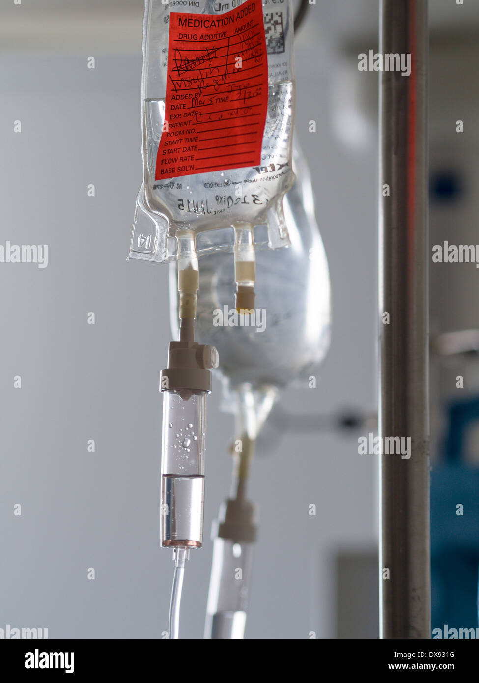 Insulin-Infusion-Tasche. Ein Kochsalzlösung Tropf mit zusätzlichen Insulin hängt in einem Krankenzimmer ICU. Stockfoto