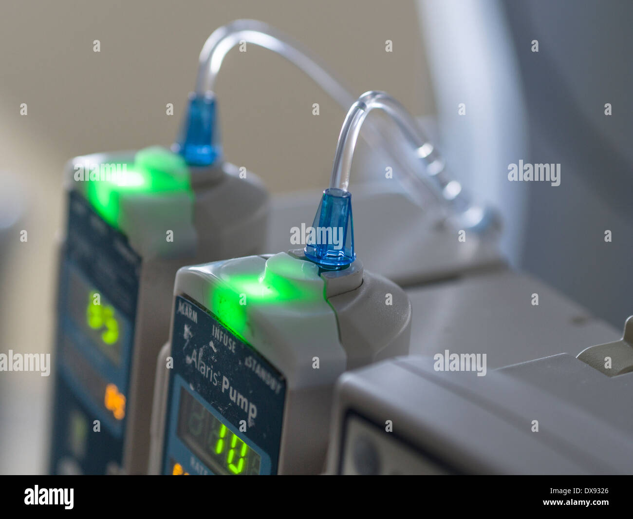 Ein paar der intravenösen überwacht. Zwei intravenöse Monitore regulieren Sie den Durchfluss der Medizin eine ICU-Patienten. Stockfoto