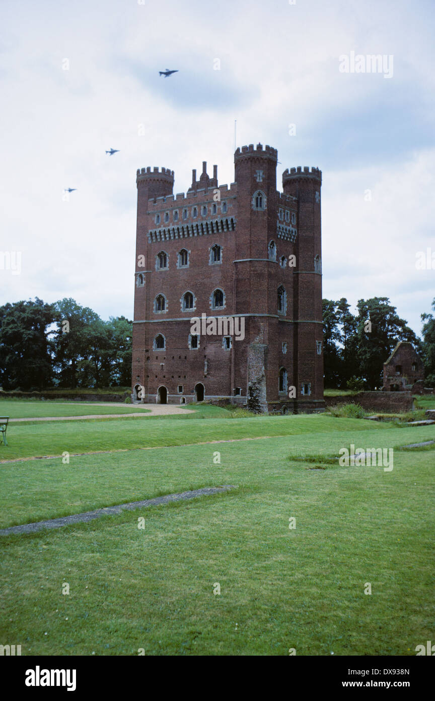 RAF-Jets fliegen über das halten von Tattershall Castle, Tattershall, Lincolnshire, England 690705 029 Stockfoto
