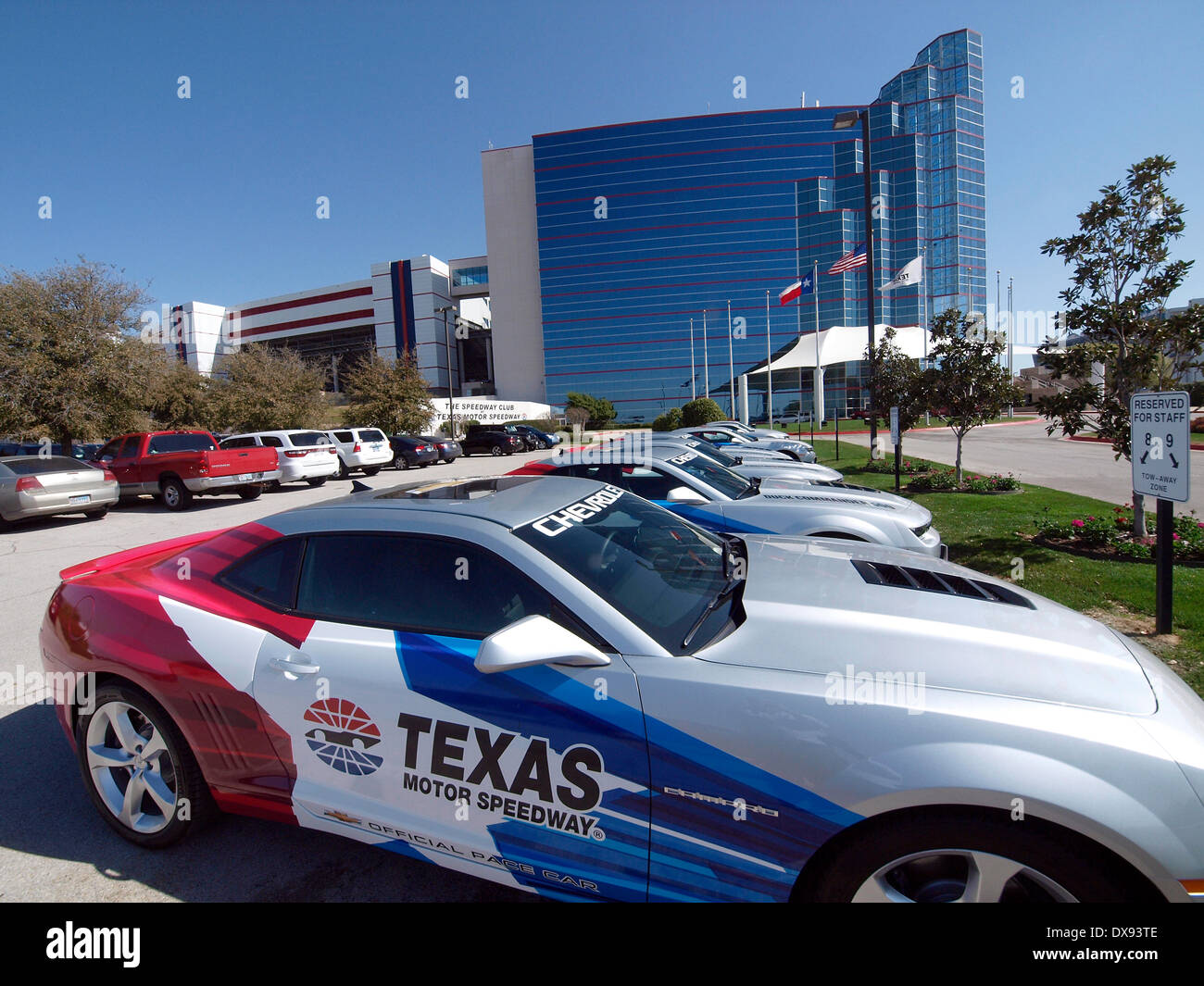 Arlington, TX, USA. 20. März 2014. Frühjahr 2014 wird voll von Ereignissen in Nord-Texas. Der Speedway Club hinter dem Texas Motor Speedway Tempo Autos, bereit für NASCAR Sprint Cup auf dem Texas Motor Speedway Credit: J. G. Domke/Alamy Live News Stockfoto