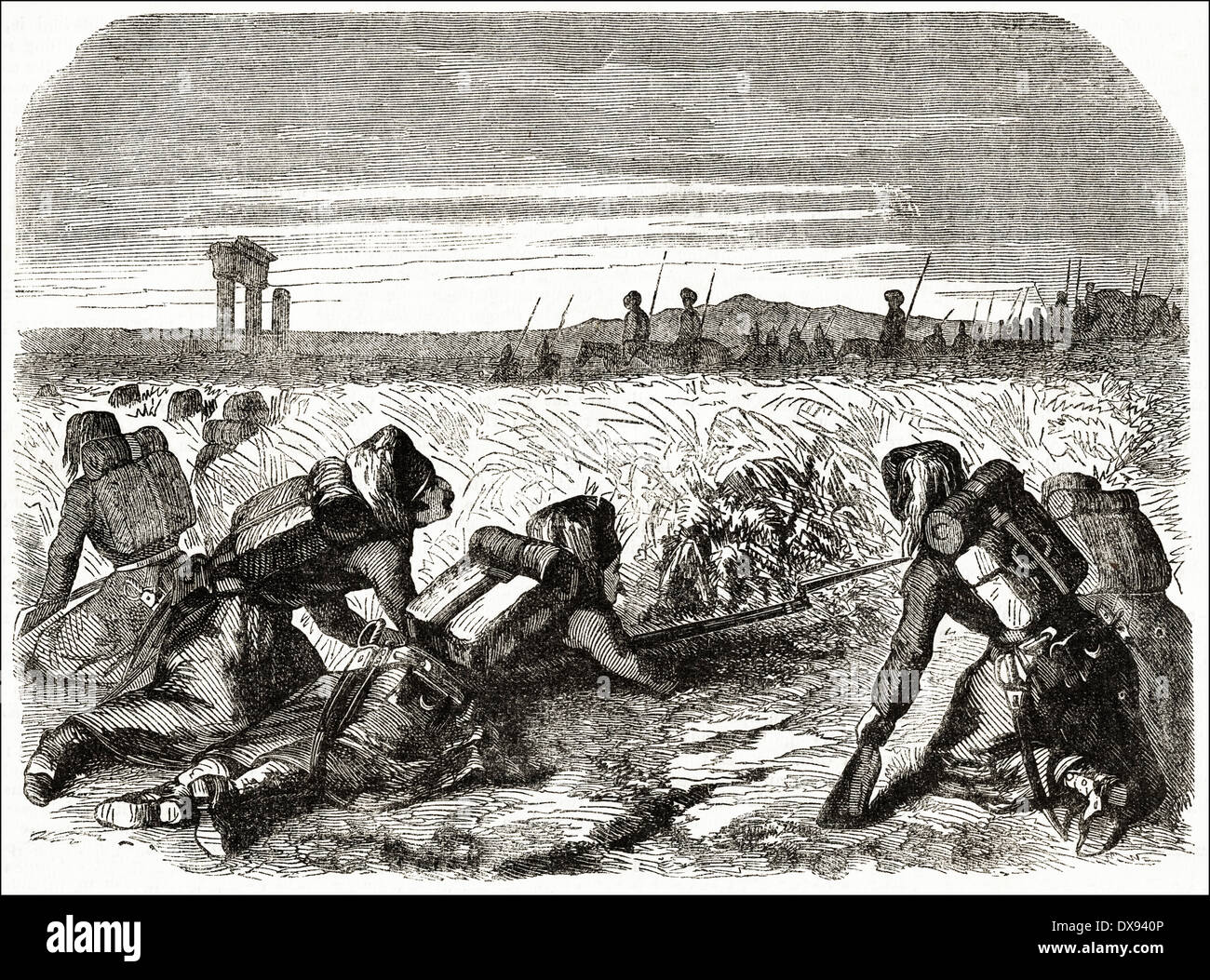 Türkische Truppen warten im Hinterhalt für russische Soldaten und Kavallerie während des Krimkrieges. Viktorianische Gravur ca. 1855 Stockfoto