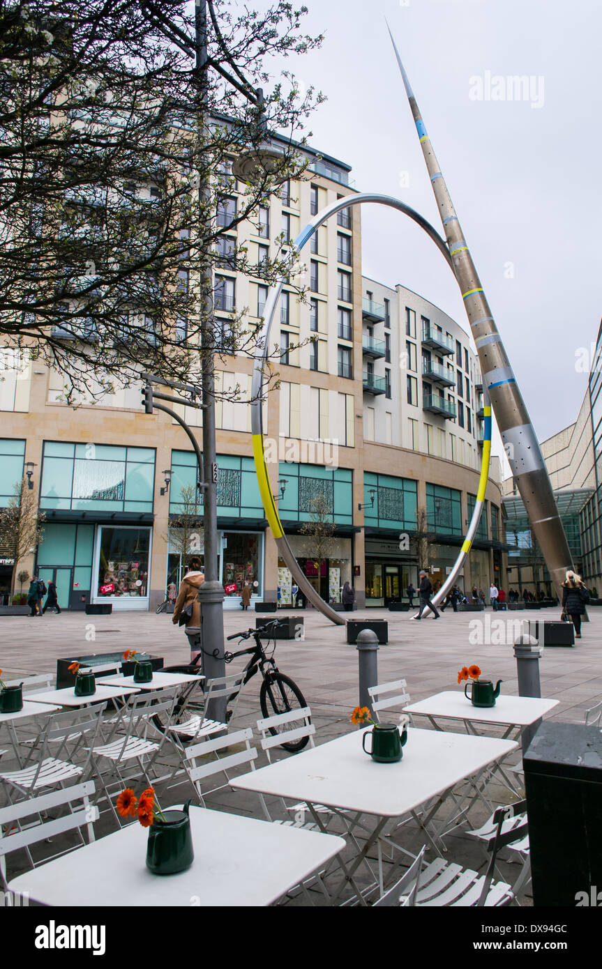 Die Allianz-Skulptur von Bernard Métais. Außen Cardiff Zentralbibliothek. Cardiff, Wales. Vereinigtes Königreich Stockfoto