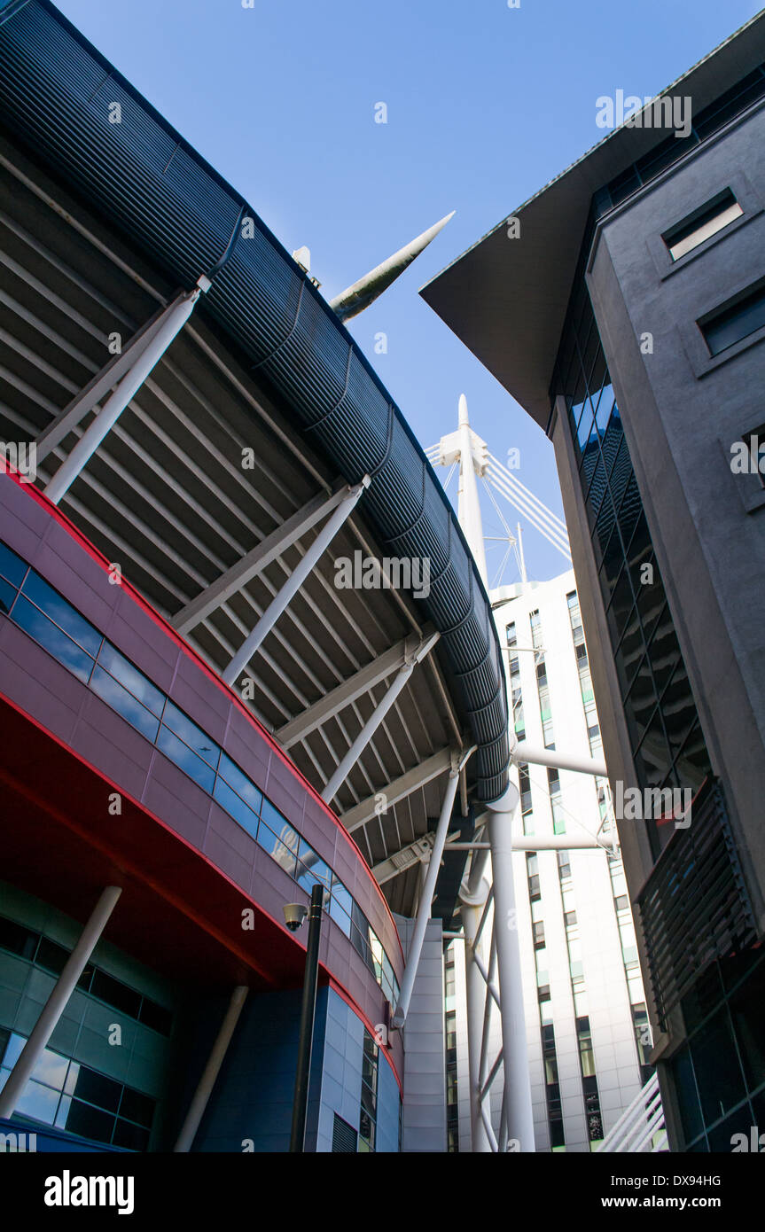 Cardiff Millennium Stadium mit dem B. T.Stadium Haus Gebäude im Hintergrund Stockfoto