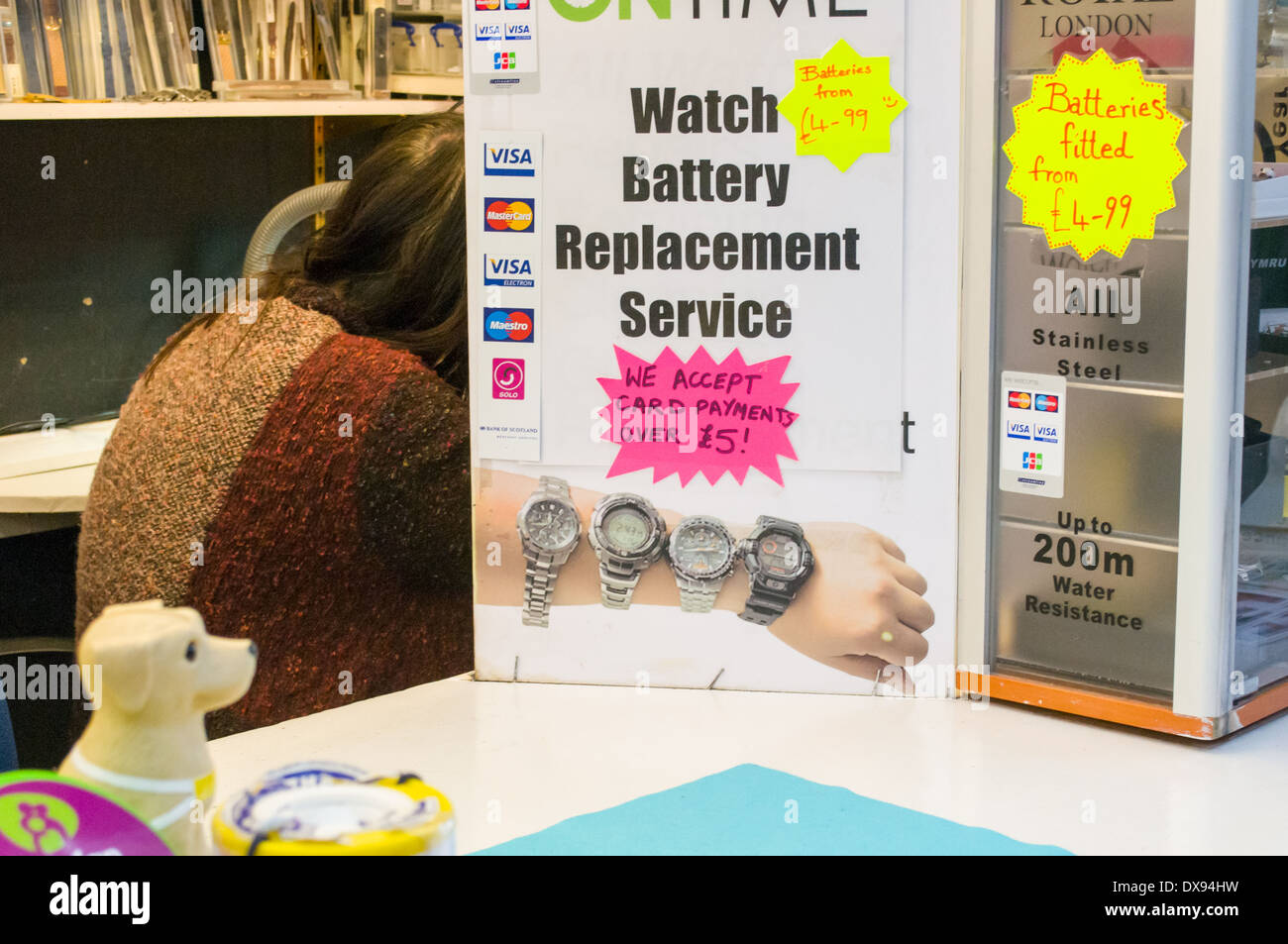 lustige Bilder von Plakat für Uhr Batterie Ersatz und Anbieter Mash up Stockfoto