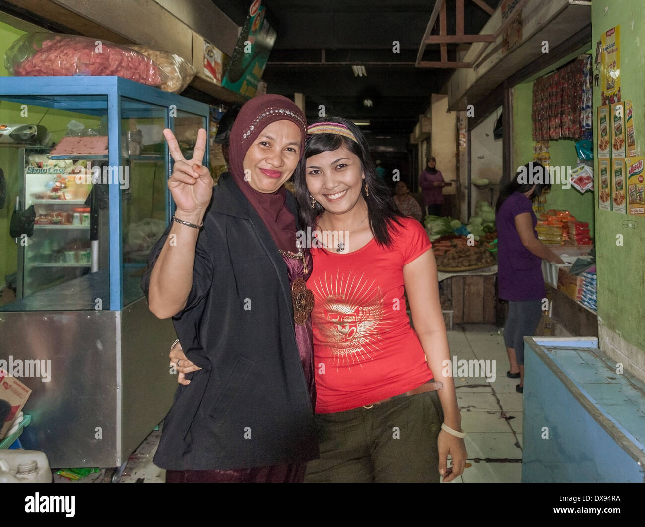Traditionelle Mutter mit ihrer westlichen Tochter, Bengkulu Markt Südwest Sumatra, Indonesien Stockfoto