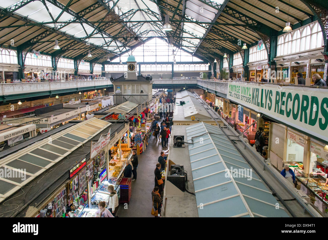 Cardiff Markthalle, geschossen von oben nach unten auf den Stall und Verkäufern Stockfoto