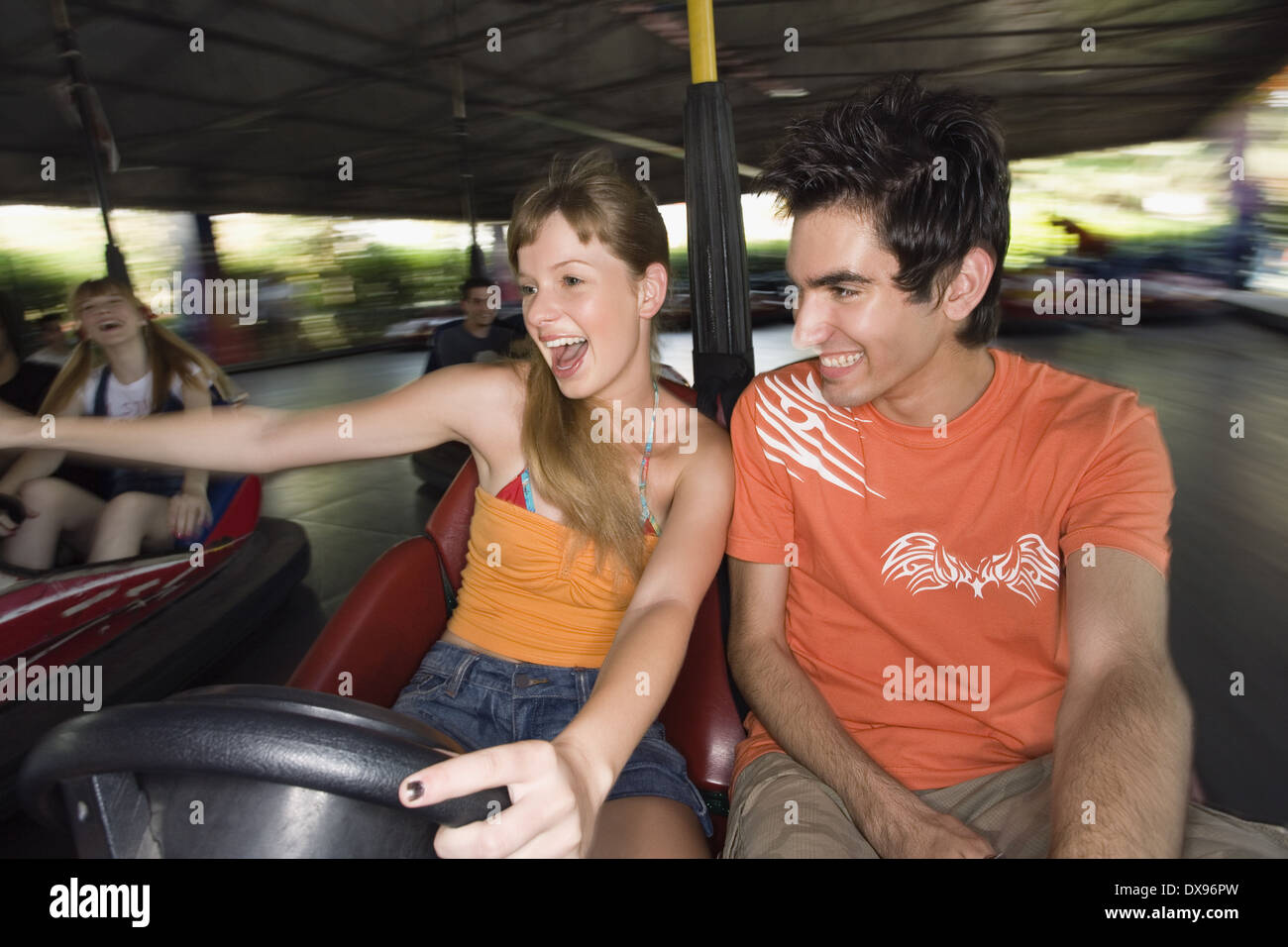 Teenager-Paar im Autoscooter im Vergnügungspark Stockfoto