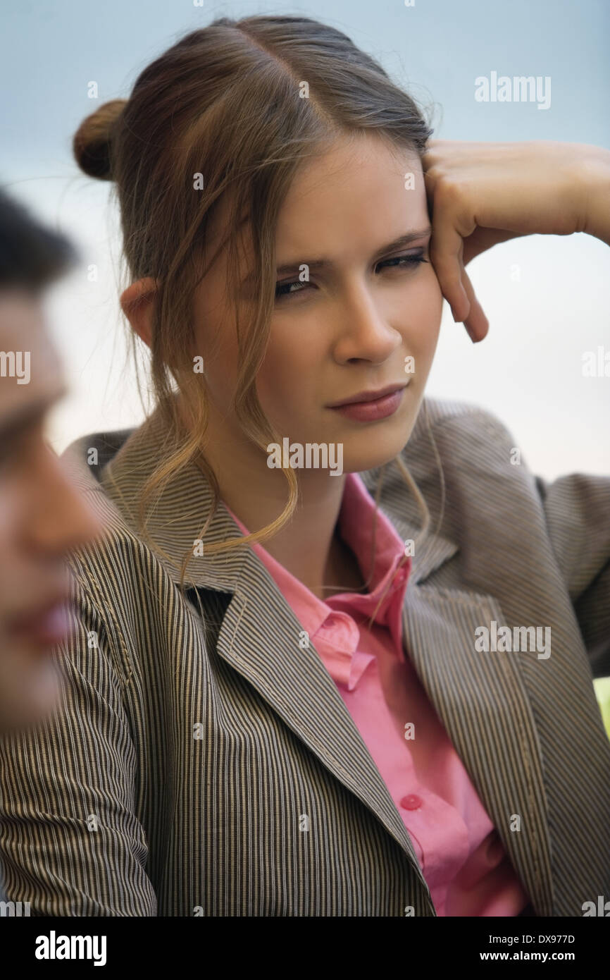 Frau lehnt sich in ihrer Hand auf einer Tagung Stockfoto