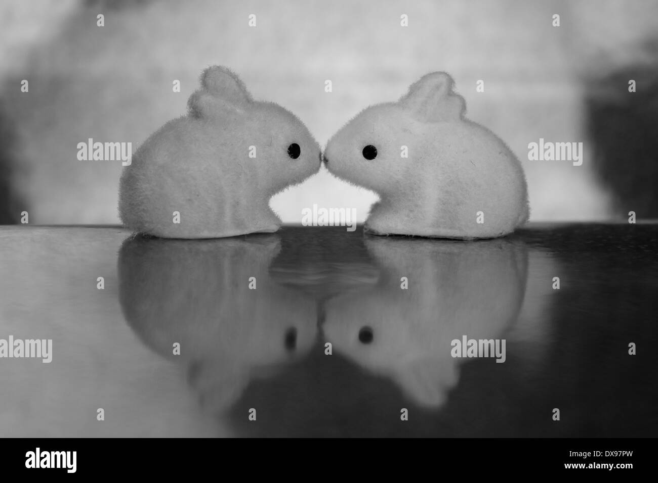 Ostern Themenentwurf, niedliche kleine Ostern Spielzeug. Mit Blick auf Seite, küssen, Kuss Hase Hasen. Stockfoto
