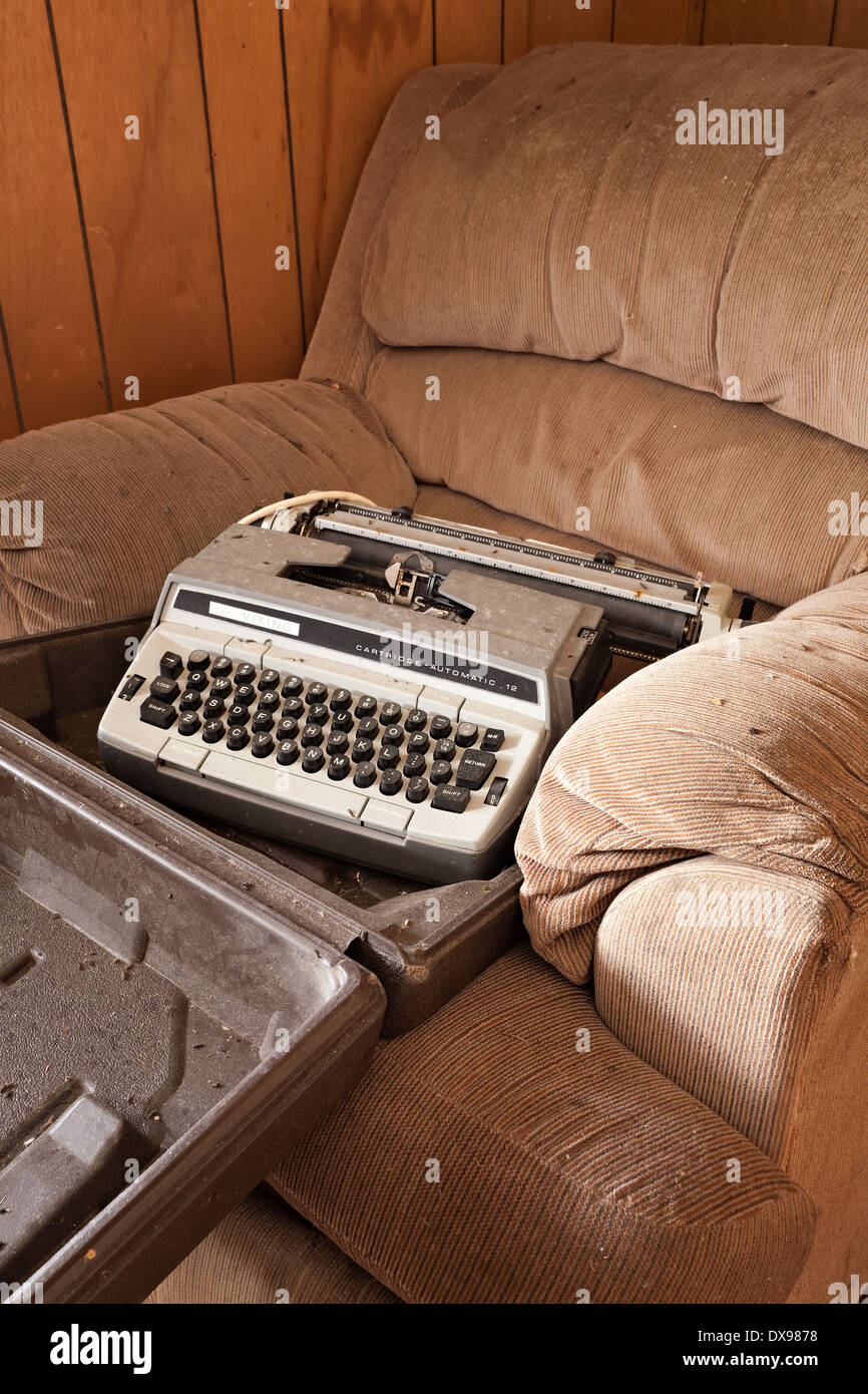 Einer alten Schreibmaschine gefunden in einem verlassenen Haus in den Bezirk von Parry Sound in Ontario, Kanada. Stockfoto