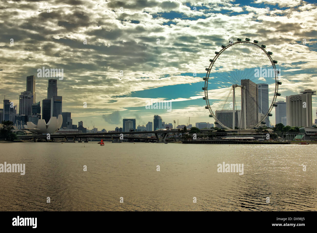 Singapore Flyer und das zentrale Geschäftsviertel von Marina Bay Reservoir am Abend Stockfoto